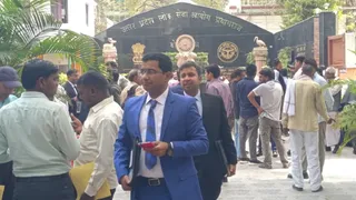 उप्र लोक सेवा आयोग प्रयागराज में पीसीएस साक्षात्कार देने पहुंचे अभ्यर्थी। जागरण