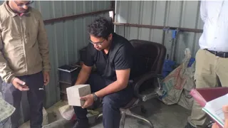 सीएम ग्रिड के लैब में निर्माण कार्यों के सैंपल की जांच करते नगर आयुक्त संजीव कुमार मौर्य(मध्य में), साथ में मौजूद निगम के अभियंता। सौ. निगम