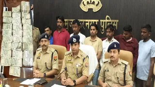 मुजफ्फरनगर पुलिस लाइन में जानकारी देते अधिकारी, गिरफ्त में आरोपित, इंसेट में बरामद रुपये। जागरण