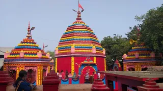 प्राचीन मंदिरों में भक्तों की असीम श्रद्धा और आस्था। रामगढ़ स्थित मां छिन्नमस्तिके मंदिर का चित्र।
