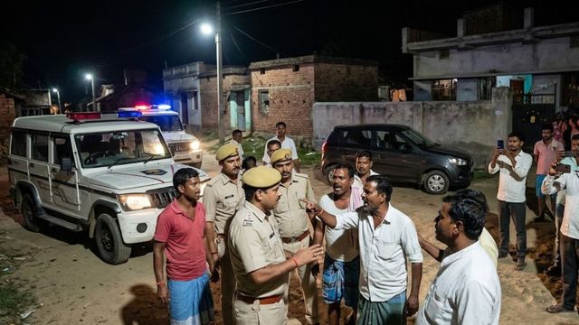 मधुबनी में बीच सड़क पर पुलिस की चेकिंग से भड़के ग्रामीण, देर रात गांव में हुई पुलिस और पब्लिक के बीच झड़प
