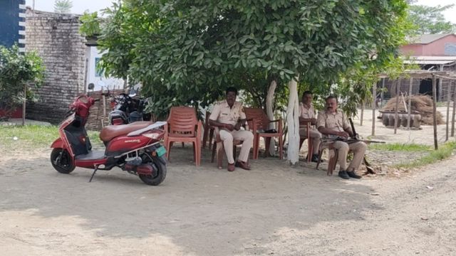 चकिया में शातिर बदमाशों को पनाह देना पड़ा भारी, संत तिवारी का पूरा परिवार सलाखों के पीछे; घर बना पुलिस छावनी


