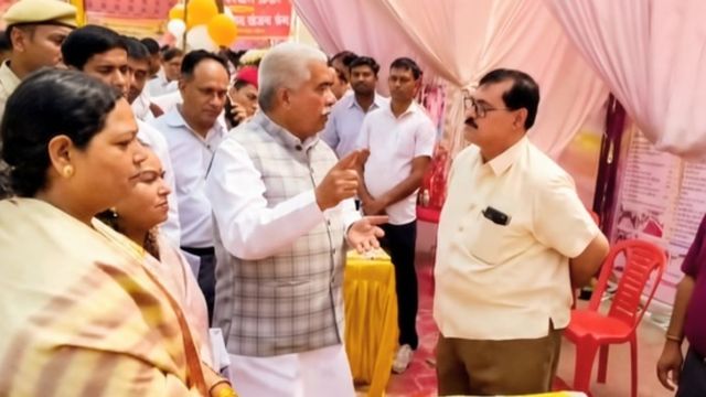'कहीं पेड़ नहीं दिख रहे, करोड़ों रुपये से सिर्फ अपनी सेहत बना रहे हो', मंत्री राकेश सचान ने DFO को फटकारा
