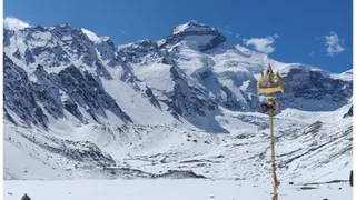 चारधाम सहित उत्तराखंड की ऊंची चोटियों पर बर्फबारी। फाइल फोटो
