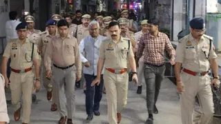 संभल में पुलिस फोर्स के साथ पैदल मार्च करते डीएम, एसपी व अन्य अधिकारी। जागरण