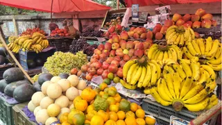दुकान पर सजे विभिन्न फल। जागरण