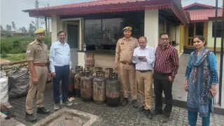 गैस की कालाबाजारी को लेकर बिलासपुर रोड स्थित ढाबे पर छापेमारी के दौरान बरामद सिलिंडर। जागरण
