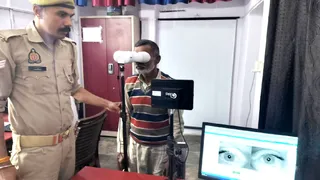 एसपी कार्यालय में एमसीयू में अभियुक्त के रेटिना की फोटो लेता पुलसिकर्मी। जागरण