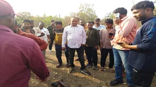 हाथी हमले में बुजुर्ग की माैत की सूचना के बाद जुटे लोग और वन विभाग के अधिकारी।
