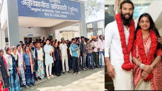 मंडलेश्वर एसडीओपी कार्यालय में कई लोगों के साथ पहुंचे मोनालिसा के पिता ने अपने बयान दर्ज कराए।