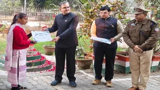 प्रयागराज की बहादुर तनू को सम्मानित करते डीएफओ अरविंद कुमार। जागरण आर्काइव