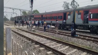ओएचई में खराबी की वजह से प्रतापगढ़ के गौरा रेलवे स्टेशन के निकट खड़ी पंजाब मेल एक्सप्रेस ट्रेन। जागरण