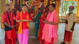 चैत्र नवरात्रि के दौरान मां की आराधना करते श्रद्धालु। फोटो: जागरण