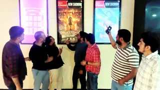 धुरंधर 2 के पोस्टर के साथ सेल्फी लेते हुए दर्शक