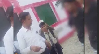 आगरा: इंटरनेट मीडिया पर प्रसारित होते वीडियो में छात्र से मारपीट करते रामखिलाड़ी इंटर कालेज के प्रबंधक सुखवीर सिंह। सौ. इंटरनेट मीडिया