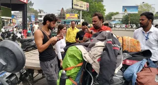 बरेली जंक्शन पर पार्सल घर के बाहर इजरायल के युवक युवती से जानकारी लेते सीएमआइ मो. इमरान। जागरण