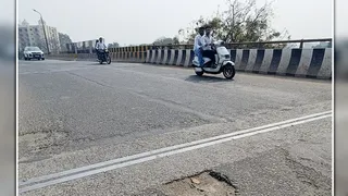 पुल पर बने गड्डे