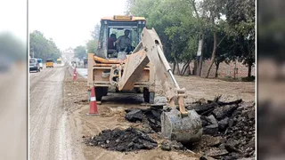 चौबारी पर हाईवे चौड़ीकरण के लिए की जा रही खोदाई। जागरण