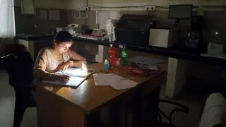 तीन सौ बेड अस्पताल में अंधेरे में काम करती महिला कर्मी। जागरण