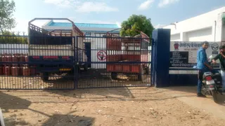 बिना बुकिंग गैस सिलिंडर न देने पर कर्मचारियों से मारपीट।
