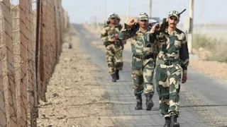 सरहद पर गश्त करते हुए जवान। (फाइल फोटो)