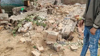 दीवार भरभराकर गिर गई और वह उसके नीचे किशोर दब गया। फोटो: जागरण