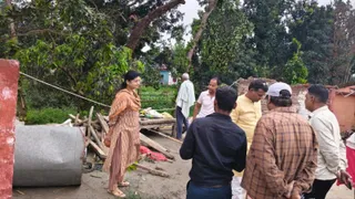 प्रखंड विकास पदाधिकारी कृष्णा कुमारी समेत अधिकारी और ग्रामीण। फोटो जागरण