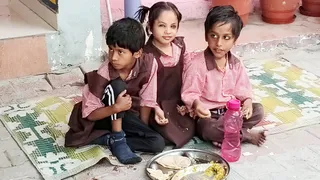 शहर के एक विद्यालय में मध्यान्ह भोजन करते विद्यार्थी। जागरण आर्काइव