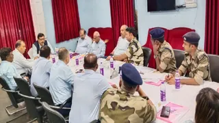 कोयला चोरी रोकने को सीआइएसएफ के साथ बैठ करते सीसीएल निदेशक (मानव संसाधन) हर्षनाथ मिश्रा।