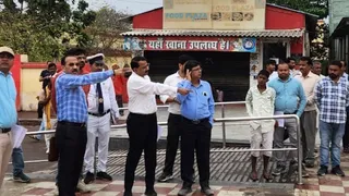 छपरा जंक्शन पर निर्माण कार्य की जानकारी लेते अधिकारी। जागरण