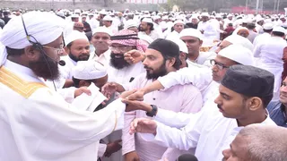 धनबाद रेलवे ग्राउंड में एक-दूसरे को ईद की बधाई देते लोग।