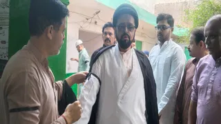ईरान में नरसंहार के विरोध में ईद के मौके पर प्रयागराज में बांह पर काली पट्टी बांधते अकीदतमंद। सौजन्य : स्वयं