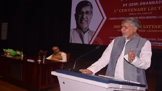 आइआइटी (आइएसएम) में शताब्दी व्याख्यान को संबोधित करते कैलाश सत्यार्थी।