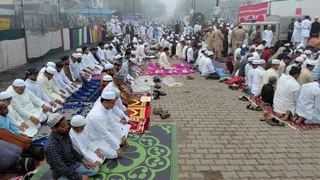 अलीगढ़ में सड़क पर बैठे नमाजी।