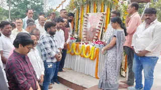 नीरज सिंह हत्याकांड की नौवीं बरसी पर श्रद्धांजलि देते समर्थक।
