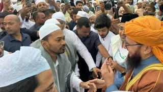 गांधी मैदान में नमाज के बाद मुबारकवाद देते निशांत कुमार। जागरण
