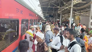 चैत्र नवरात्र पर प्रयागराज जंक्शन पर भीड़। जागरण