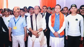 शनिवार को हल्द्वानी पहुंचे रक्षामंत्री राजनाथ सिंह। साथ में मुख्यमंत्री पुष्कर सिंह धामी और यूथ फाउंडेशन के अध्यक्ष कर्नल अजय कोठियाल।