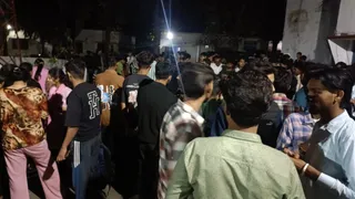 पीड़ित छात्रा ने सौंपी तहरीर. Jagran