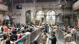 मंदिर परिसर में कुछ इस तरह हुए दर्शन।