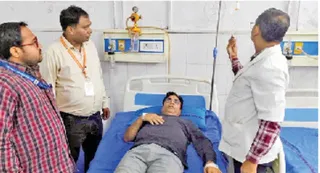 बागपत के अस्पताल में भर्ती एडीएम (न्यायिक) शिव नारायण। जागरण