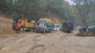 नेपाल में बुटवल-नारायणगढ़ हाईवे बंद होने से आवागमन बाधित।