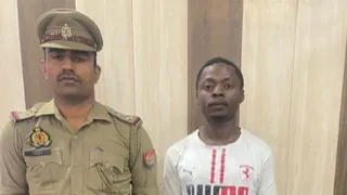 पुलिस गिरफ्त में आरोपित नाइजीरियाई।