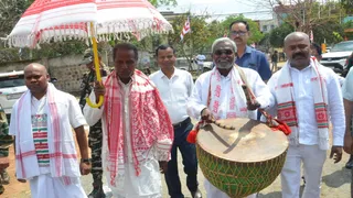 रांची में सरहुल का उल्लास: चंपई सोरेन भी हुए शामिल। (फोटो: मनोरंजन)