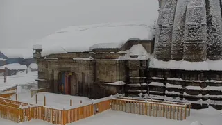 केदारनाथ मंदिर पर बर्फबारी के बाद का नजारा।