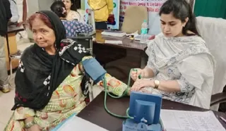 जिला अस्पताल की ओपीडी में मरीज महिला का बीपी की जांच करती डा. विदित्या मलिक। जागरण