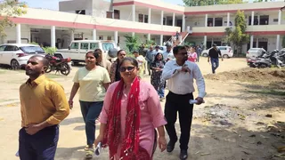 APO Preliminary Exam 2025 प्रयागराज में राजकीय बालिका इंटर कॉलेज से एपीओ की परीक्षा देकर निकलते अभ्यर्थी। जागरण