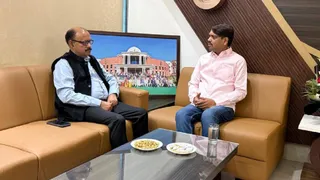 धनबाद के मेयर संजीव सिंह से विचार-विमर्श करते बीसीसीएल सीएमडी मनोज अग्रवाल।
