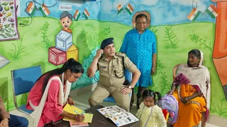 DSP प्रभात रंजन, गरीब मां-बेटी और टीचर। फोटो जागरण