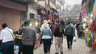 छावनी बाजार चकराता में पर्यटकों की आमद बढ़ने से रौनक, व्यापारियों के खिले चेहरे। जागरण